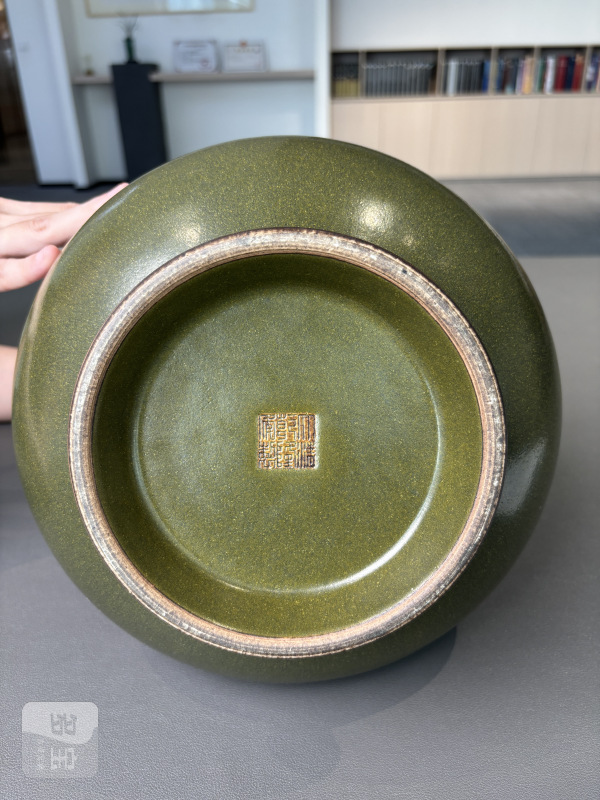 清乾隆 茶叶末釉荸荠瓶（带木底座） - 图8